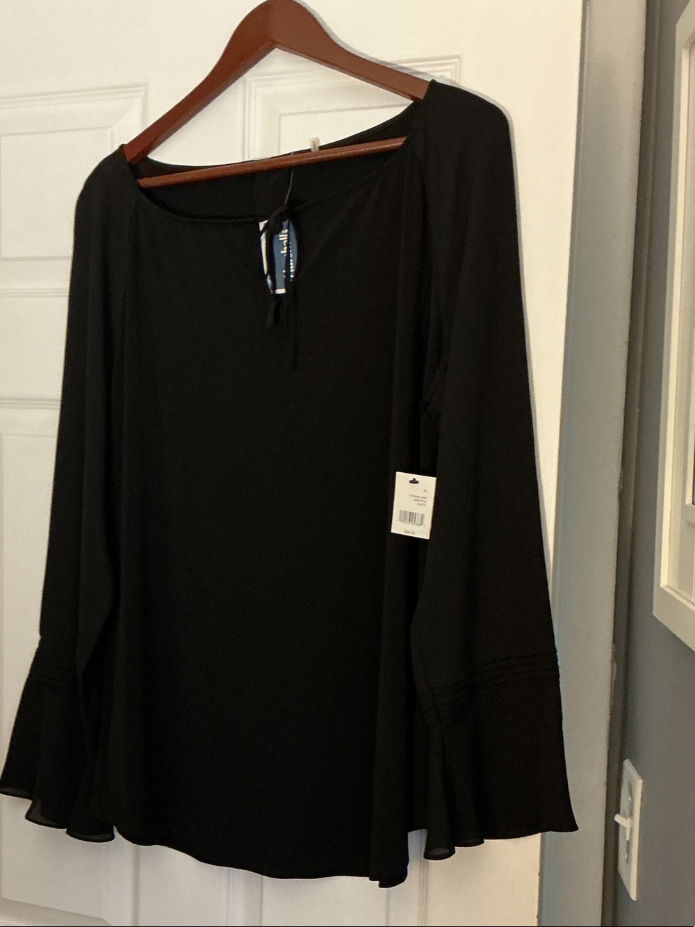 Tahari long-sleeve Black Long Sleeve Flowy Blouse. NWT
